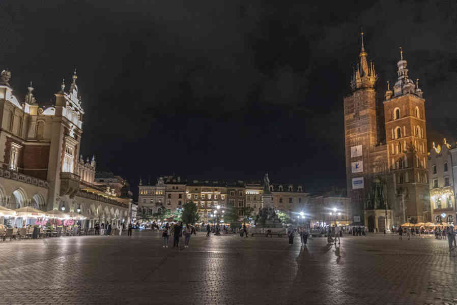 Polonia - Cracovia 029 - plaza Mayor del Mercado.jpg